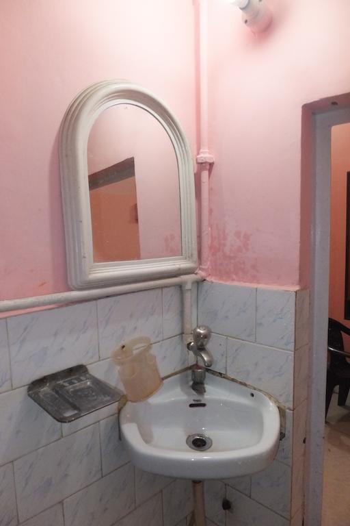 Hotel Amit Inn Патна Стая снимка