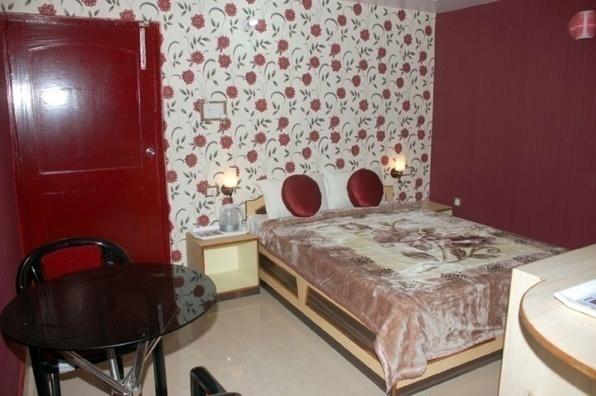 Hotel Amit Inn Патна Стая снимка